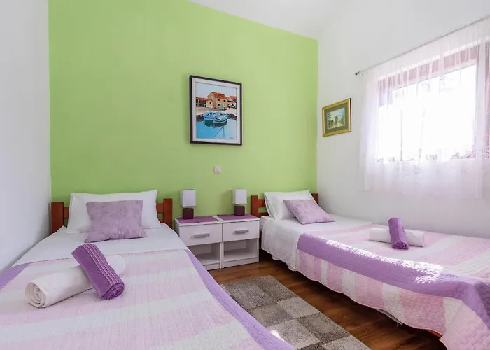 Сasa de vacaciones Two-bedroom In Desne