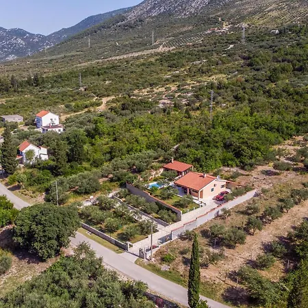 Vakantiehuis Two-bedroom In Desne *