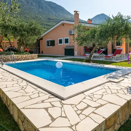 Holiday home Amazing In Desne With Kitchen *