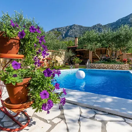 Two-bedroom In Desne 度假居