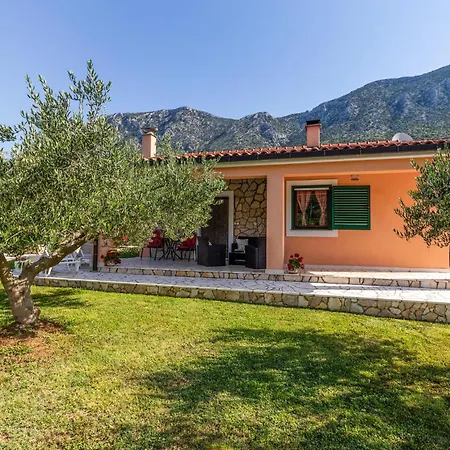 Vakantiehuis Two-bedroom In Desne