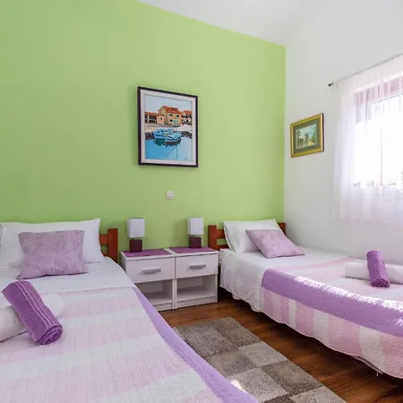 Vakantiehuis Two-bedroom In Desne Desne