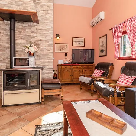 Amazing In Desne With Kitchen Holiday home Rogotin